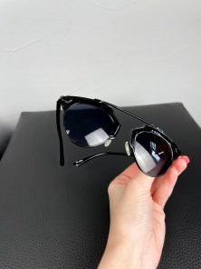 Солнцезащитные очки в современной оправе фото